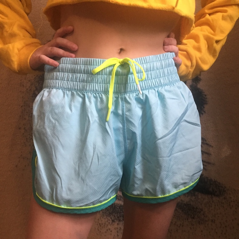 Under Armour MD SemiFitted HeatGear workout shorts